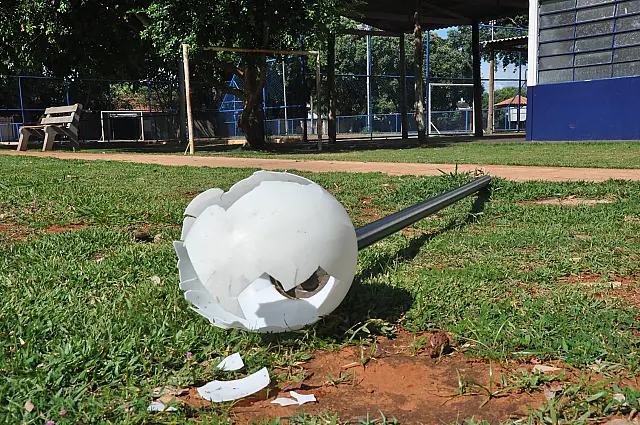 Moradores vão à polícia denunciar adolescentes por vandalismo em praça