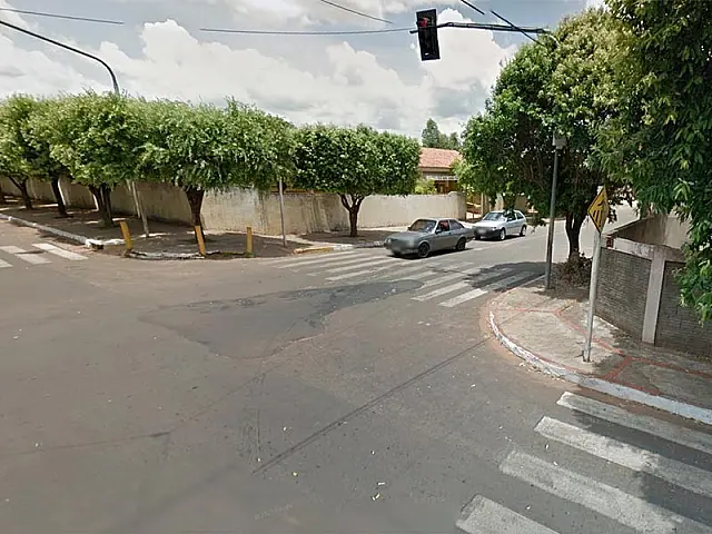 Jovem tem o celular furtado depois de parar no semáforo em Anastácio