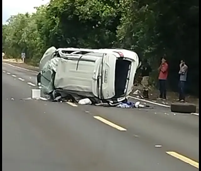 Motorista que tombou na BR-262 sofreu TCE e fratura de clavícula