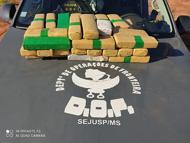 Passageiros são presos com 43 volumes prensados de maconha na bagagem