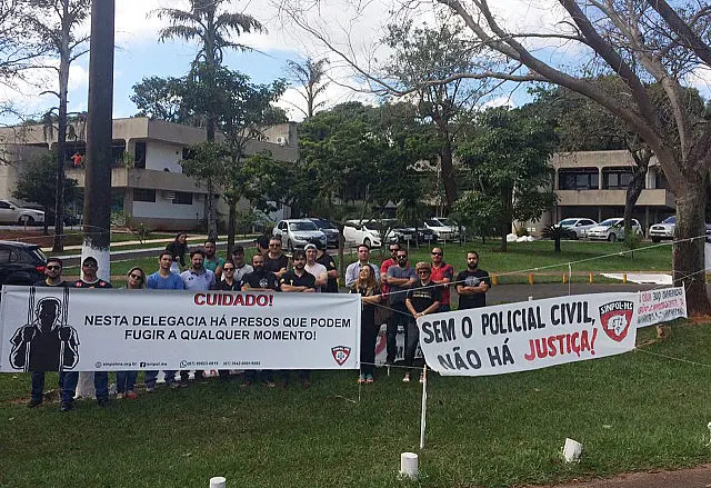 Policiais Civis protestam acampados em frente à governadoria
