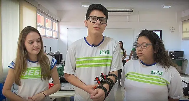 Alunos do ensino médio criam bengala eletrônica para deficientes