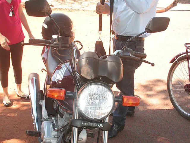 Homem sofre queda de moto ao passar por buraco e reclama de falta de sinalização