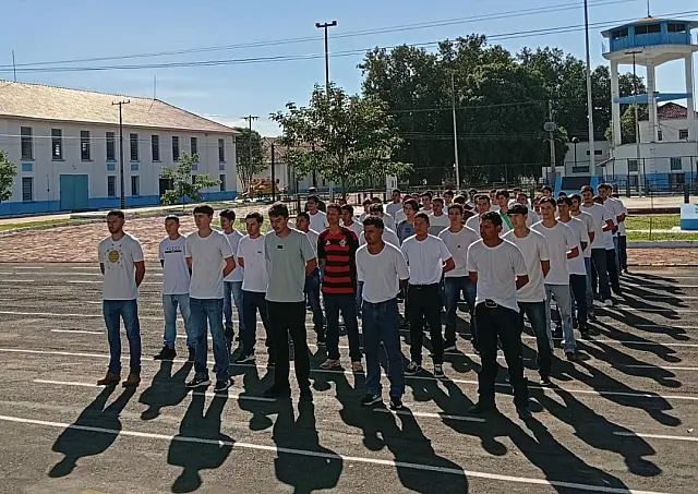 Jovens dispensados do serviço militar participam juram a Bandeira em Anastácio