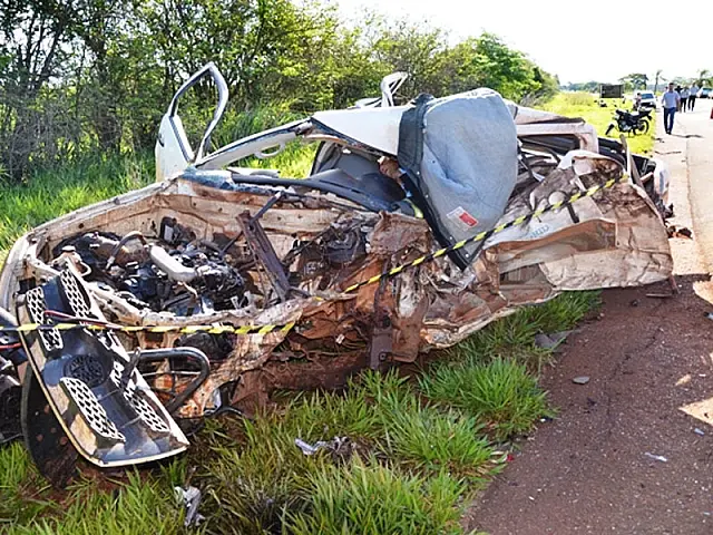 Colisão frontal entre Hilux e F-250 mata um e deixa quatro feridos