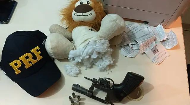 PRF encontra arma e maconha dentro de urso de pelúcia e casal acaba preso