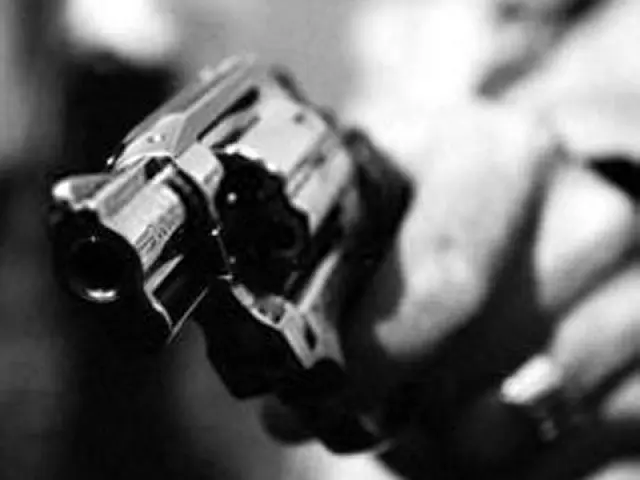 Marido faz roleta russa e mata mulher com tiro na testa