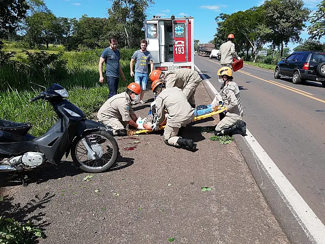 Motociclista fica ferida em queda de moto na BR-262 em Anastácio