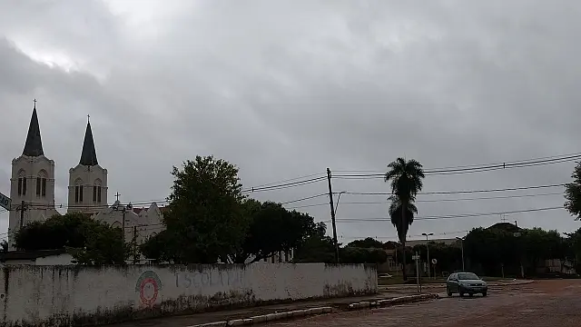 Segunda-feira de tempo parcialmente nublado com previsão de chuva em Aquidauana