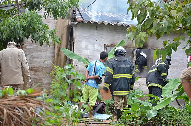 Vídeo: Incêndio destrói quarto de residência na Vila Bertolino, em Aquidauana