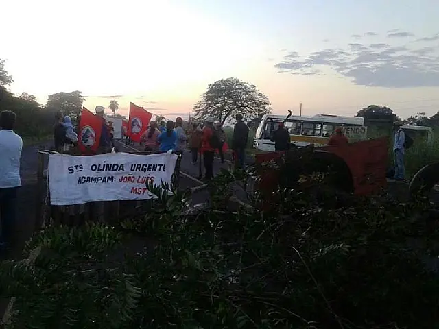 Movimentos sociais bloqueiam rodovia que liga Aquidauana a Campo Grande