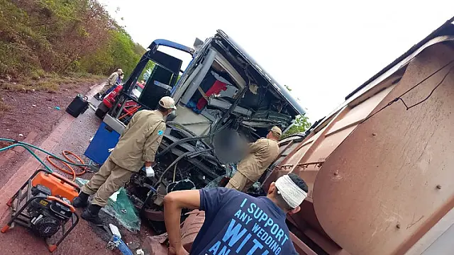 Ônibus que bateu em carreta ao sair de Corumbá tinha 40 passageiros