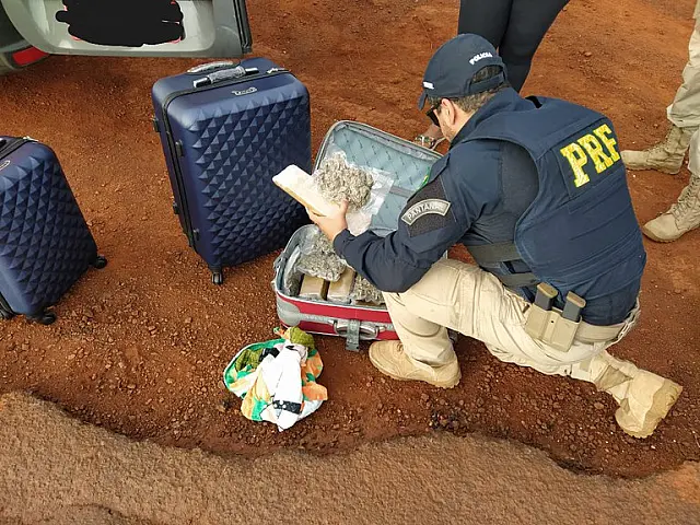Passageira de van é presa com 13 Kg de maconha e 2,7 Kg de skunk na BR-267