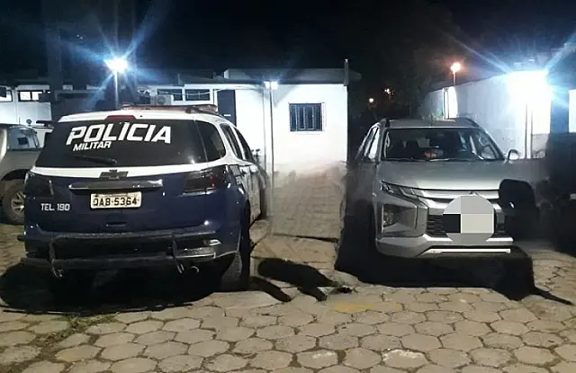 Trio é flagrado com caminhonete roubada de locadora em Corumbá