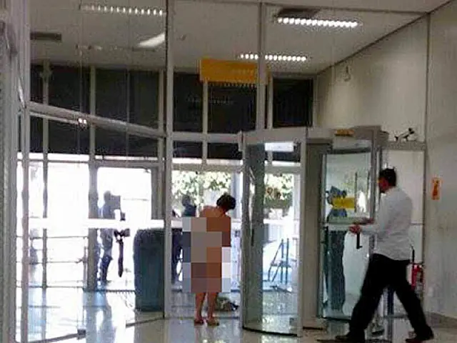 Mulher fica seminua ao ser barrada em banco de Aquidauana