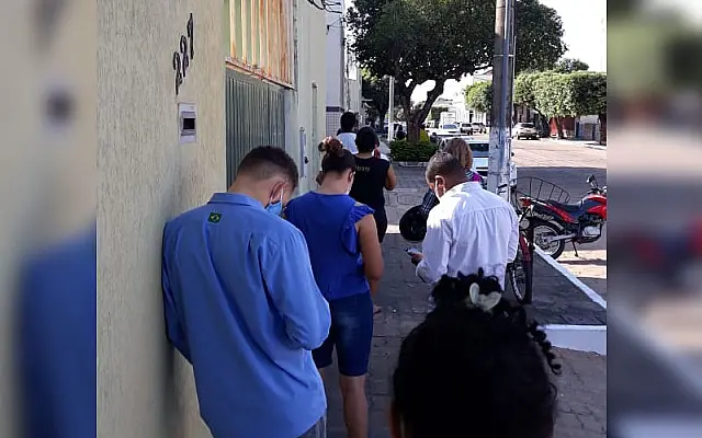 Em meio à pandemia, moradores fazem fila para atendimento nos Correios de Aquidauana