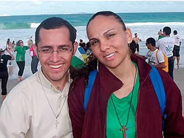 Padre avisa que vai largar batina e virar pedreiro após engravidar paroquiana