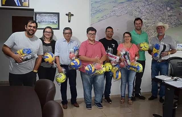 Prefeito de Terenos entrega kits esportivos para escolas do município