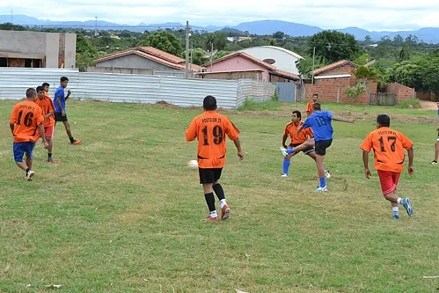Sem incentivo ao esporte, morador monta torneio de futebol em Anastácio