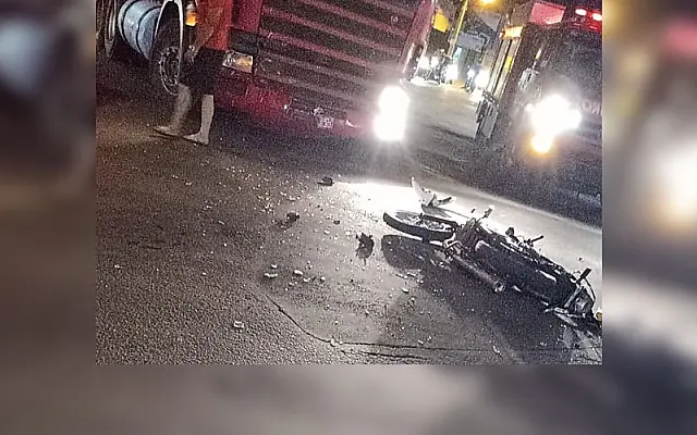 Acidente entre caminhão bitrem e moto deixa feridos em Anastácio