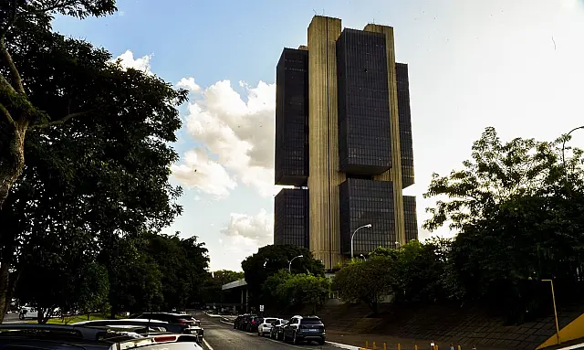 Juros médios cobrados pelos bancos chegam a 42,2% ao ano em outubro