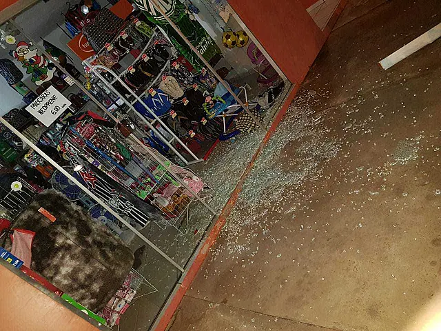 Ladrões arrombam vidraça em loja na rua Duque de Caxias