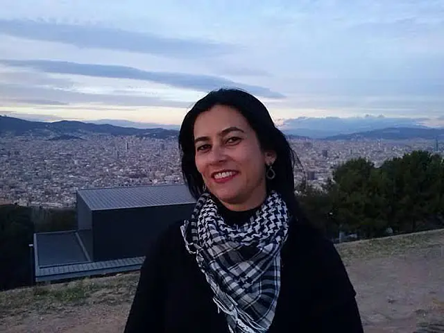 Professora de 44 anos morre ao colidir carro em caminhão