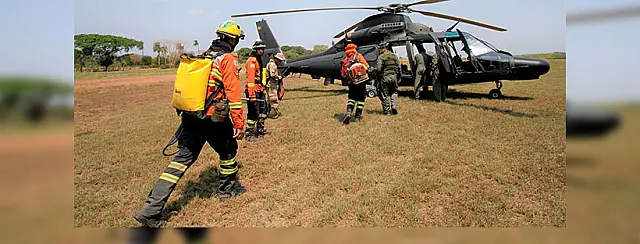 Helicópteros fortalecem combate a incêndio na região do Pantanal, a partir de Aquidauana