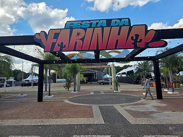 Praça Arandu recebe grande estrutura para 18ª Festa da Farinha