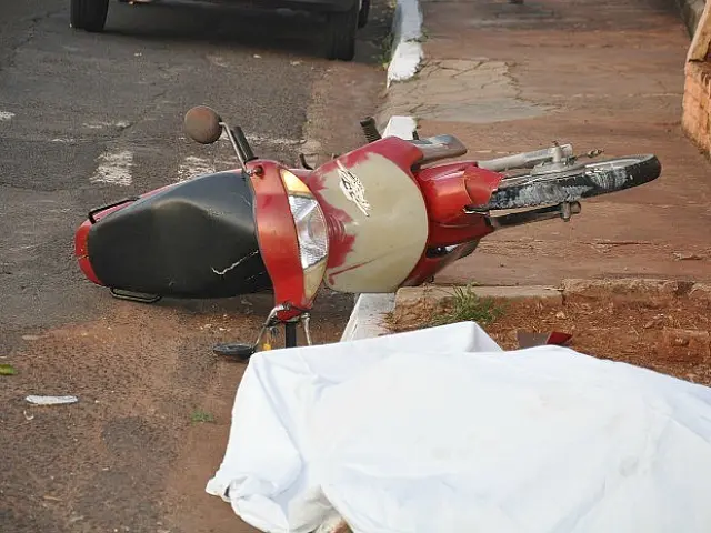 Motociclista morre ao ser arremessado contra muro