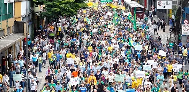 Manifestantes se reúnem na Avenida Paulista para pedir impeachment de Dilma