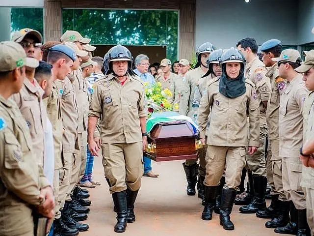 Morto em acidente com viatura, bombeiro recebe homenagem em quartéis