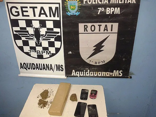 Com ajuda de cães farejadores, PM de Aquidauana fecha boca de fumo e detém dois por tráfico