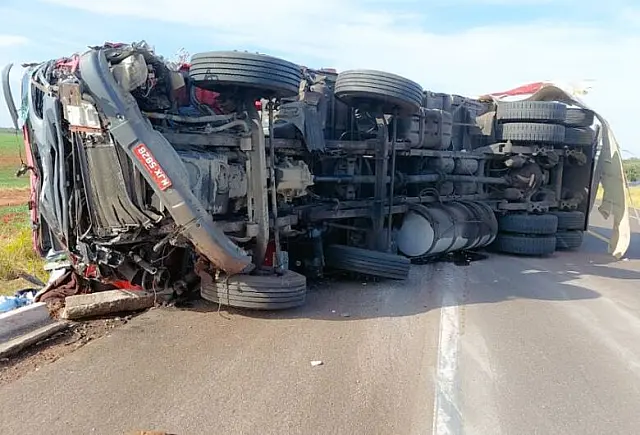 Colisão entre caminhonete e caminhão deixa uma pessoa morta