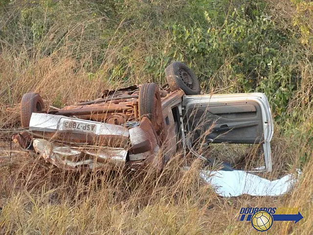 Saveiro sai da pista, capota e passageiro acaba morrendo