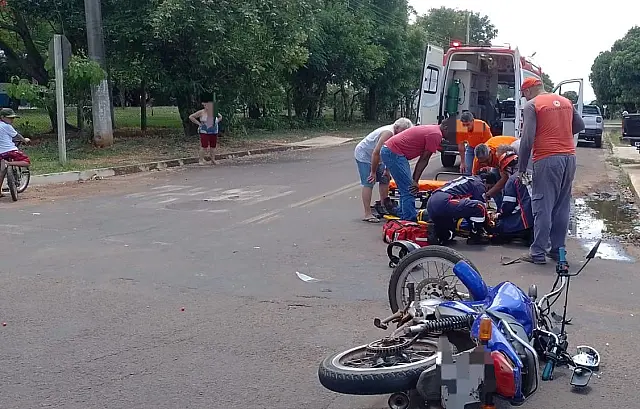 Motociclista é socorrido após bater em lateral de carro no bairro Serraria