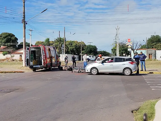 Motociclista idoso fica gravemente ferido após colisão com carro em Corumbá
