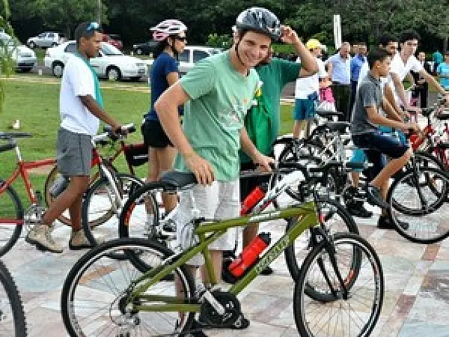 Vereador chega de bicicleta para cerimônia de posse em MS