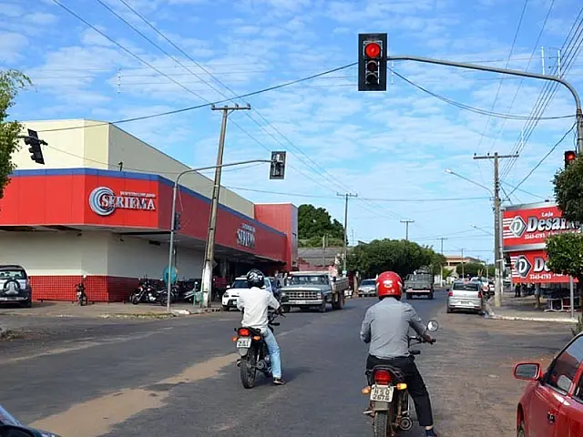 Semáforo na avenida Integração volta a funcionar depois de mais de seis meses