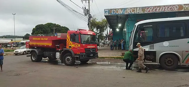 Motorista controla princípio de incêndio em ônibus antes da chegada dos bombeiros em Corumbá