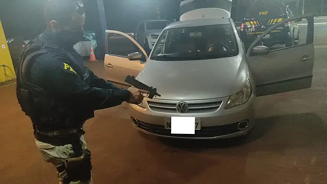 PRF apreende submetralhadora e maconha em Ponta Porã