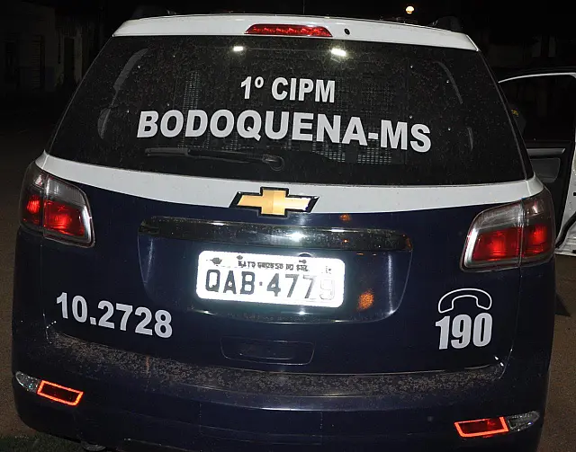 Homem é preso depois de bater com bicicleta em carro e agredir motorista