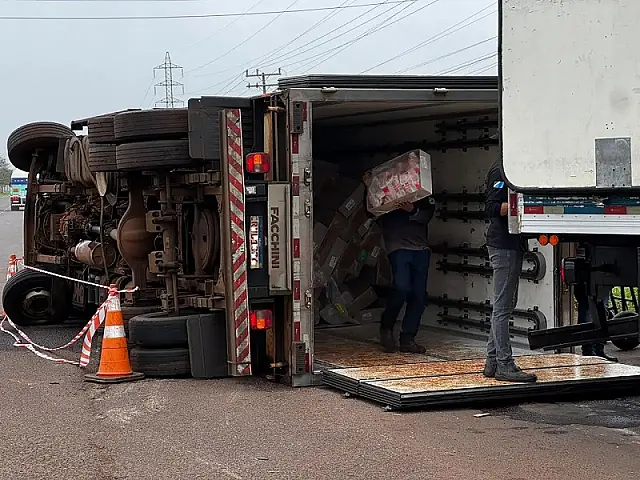 Caminhão carregado com carne tomba em rotatória no macroanel de Campo Grande