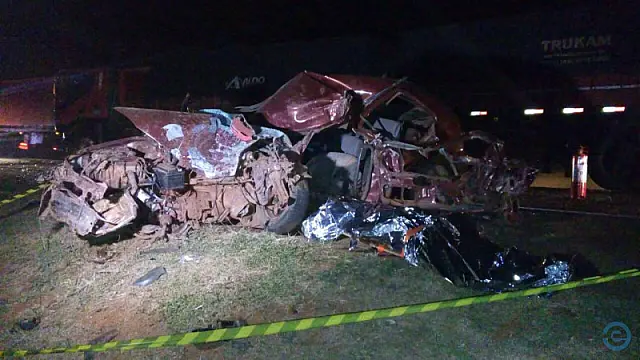 Motorista morre em rodovia ao invadir pista e bater de frente com carreta