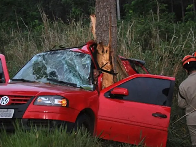 Homem morre em acidente entre dois carros na BR-262