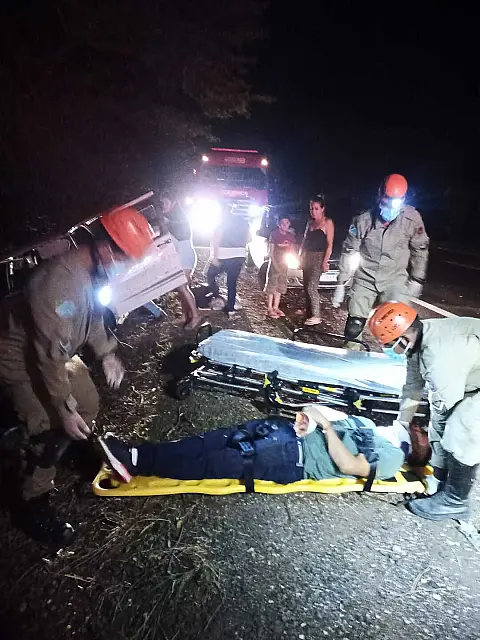 Uno capota na BR-262 e duas pessoas ficam feridas em Aquidauana
