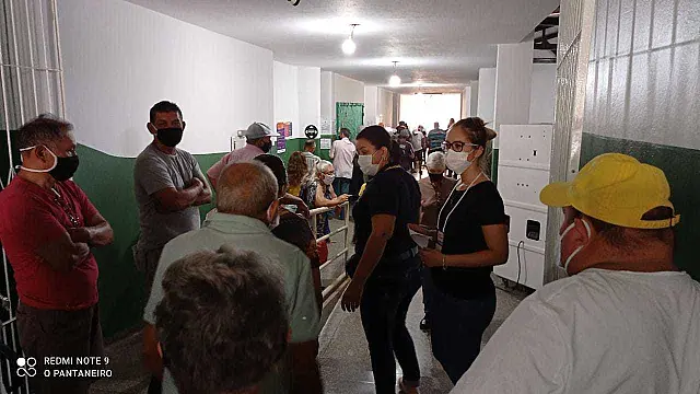 Colégios eleitorais de Anastácio têm aglomeração de idosos na primeira hora de votação