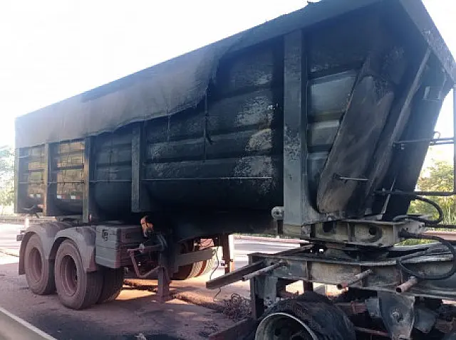Caminhão pega fogo na BR-262