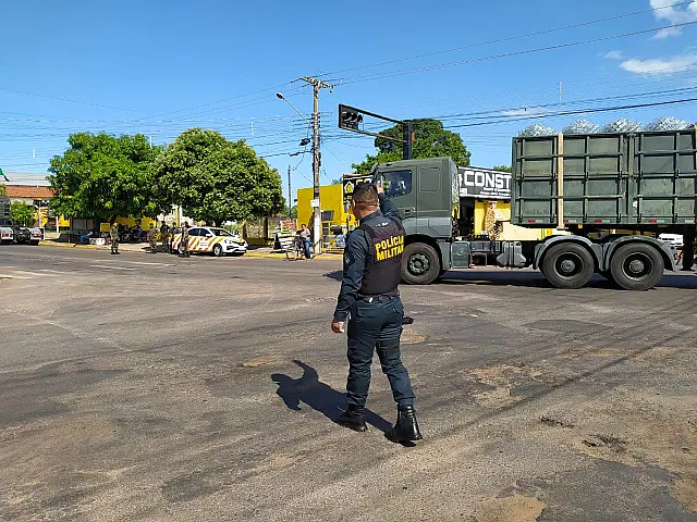 Com problemas mecânicos, carreta do Exército interdita cruzamento em Anastácio