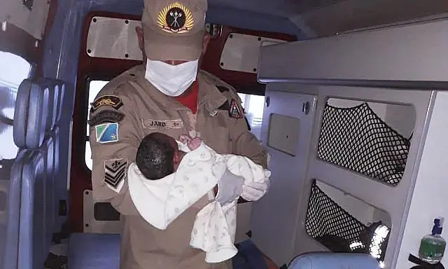 Bombeiros prestam socorro à mãe que deu a luz em casa